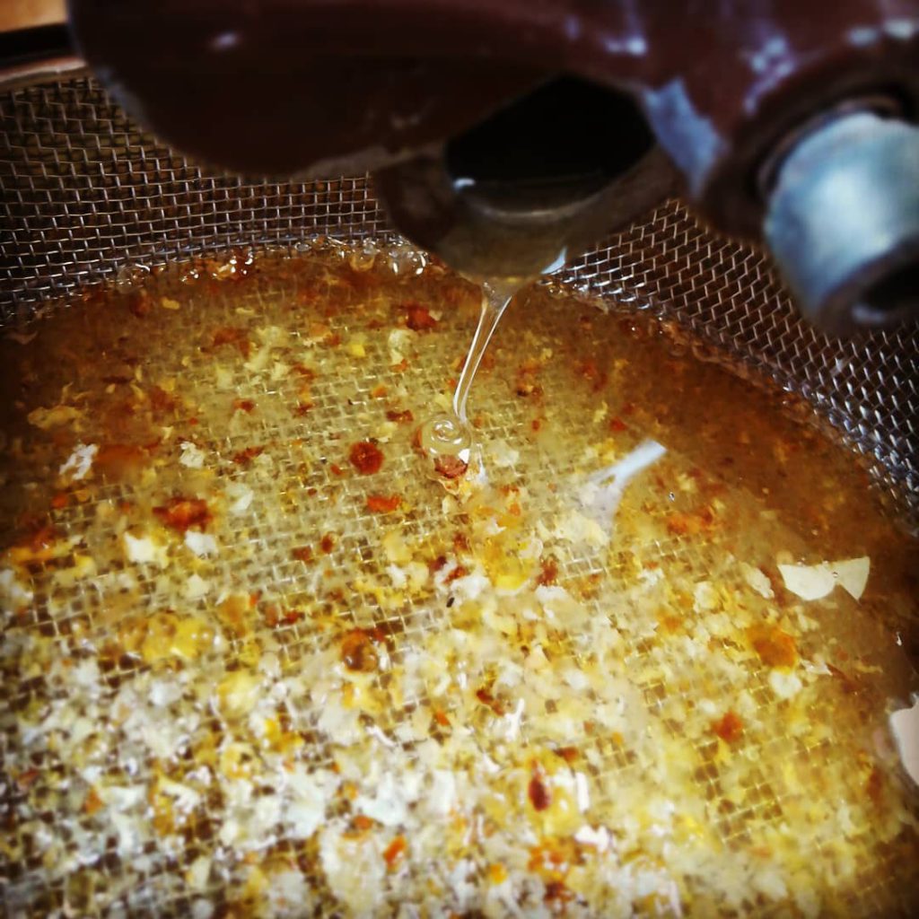 Aussieben der Bienenwachsreste