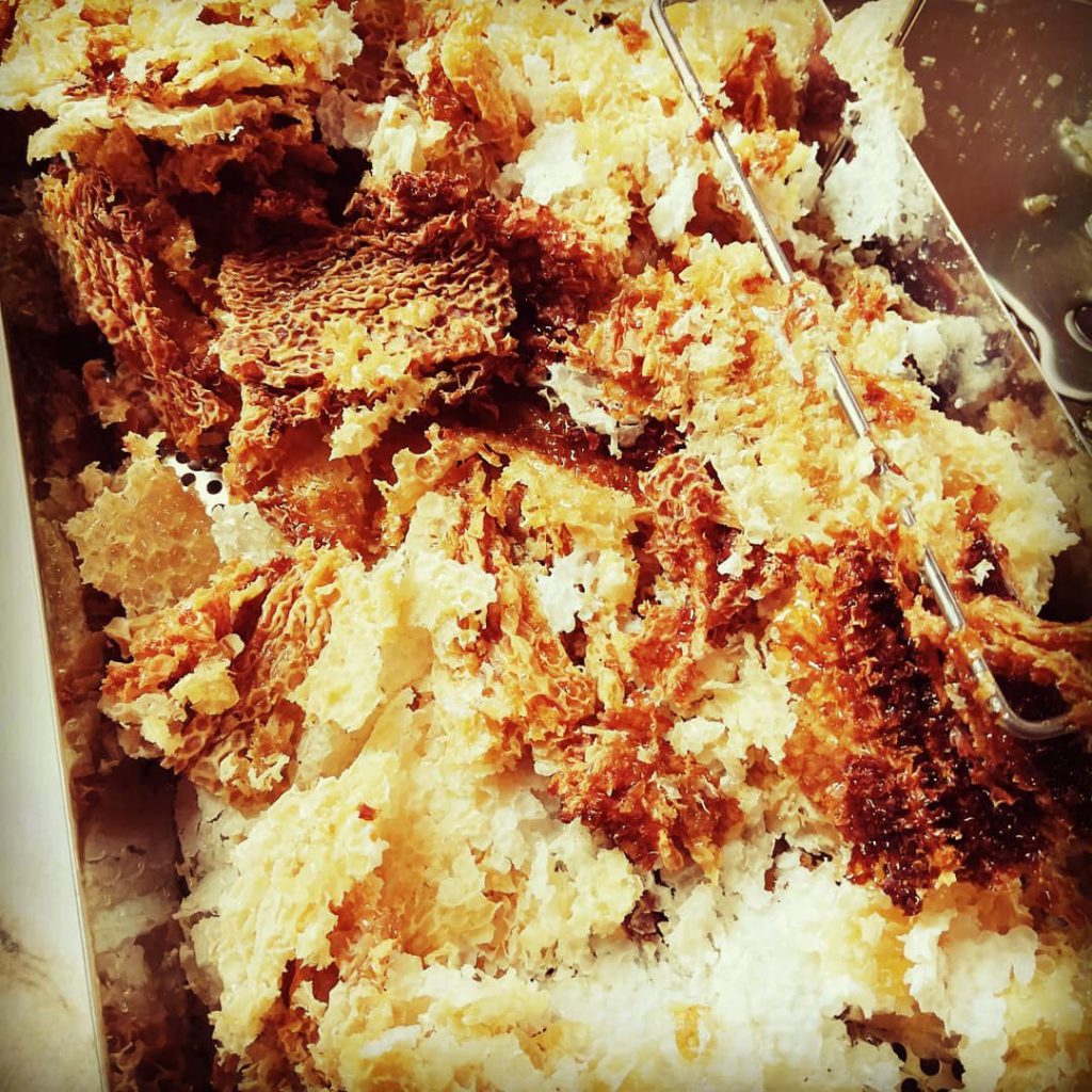 Übrig bleibt der Bienenwachs, gern genutzt für Kerzen und Kosmetikprodukte